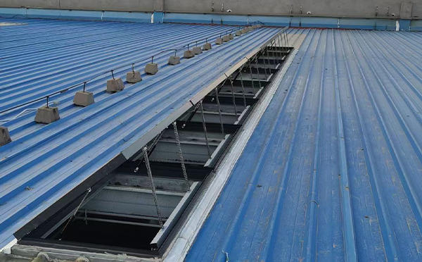 某城市大型商业综合体中庭武威排烟窗工程