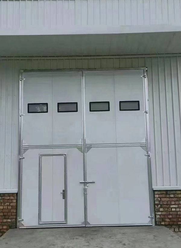 武威工业门在设备装配车间出入口的实施记录